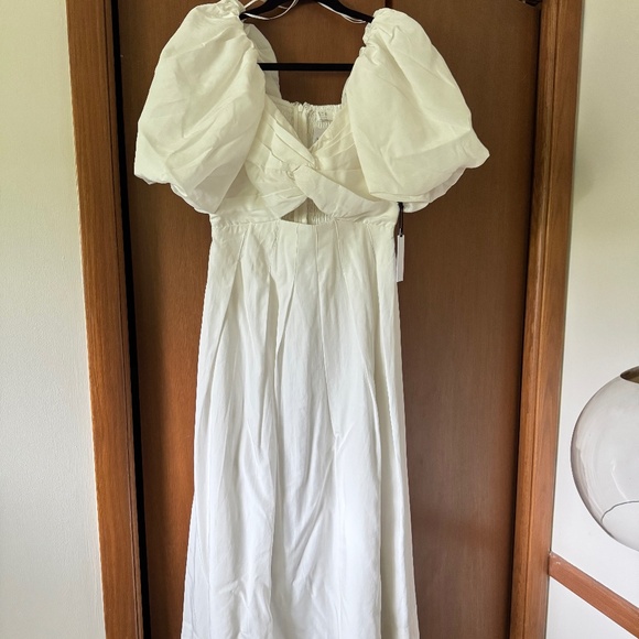 Astr Dresses & Skirts - NWT ASTR The Label Puff Sleeve Midi Dress
